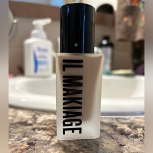 New in box IL MAKIAGE woke up like this foundation shade 20. Never been opened